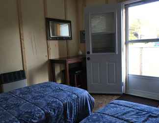 Bedroom 2 Willow Retreat - Campsite
