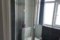 Toilet Kamar Apple House Wembley Twin Room Shared Bathroom