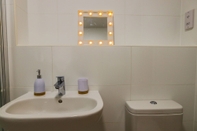 In-room Bathroom Inviting 2-bed Apartment in Derby, UK