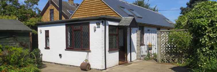 Exterior Willow Cottage