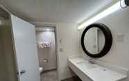 ห้องน้ำภายในห้อง 5 James River Inn & Suites