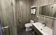 Toilet Kamar 7 King Hotel Brooklyn Sunset Park