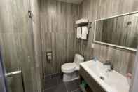 Toilet Kamar King Hotel Brooklyn Sunset Park