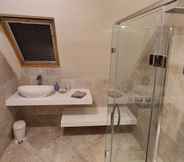 In-room Bathroom 3 Charming 1-bed Apartment in St Aubin