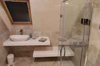 In-room Bathroom Charming 1-bed Apartment in St Aubin