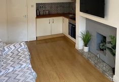 Others 4 Remarkable Apartment in Oxton With Outside Space