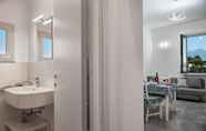 In-room Bathroom 3 Sorrento Capo Apartments