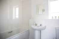 In-room Bathroom Superb Apartment in Stratford Upon Avon With Free Parking & Wi-fi