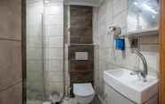 In-room Bathroom 6 Taxim Sunpera Suites