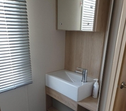 In-room Bathroom 5 The Sea Breeze - Captivating Caravan in Camber