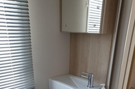 In-room Bathroom The Sea Breeze - Captivating Caravan in Camber