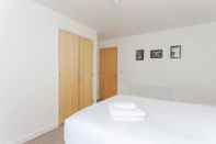 Kamar Tidur Bright & Airy 1 Bedroom Apartment in Trendy Peckham