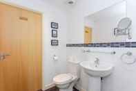 Toilet Kamar Bright & Airy 1 Bedroom Apartment in Trendy Peckham