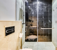 In-room Bathroom 5 Maison Privee - The 8 Palm