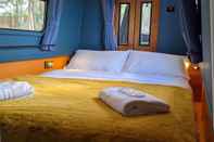 Phòng ngủ Narrowboat With Hot Tub, Sauna, Massages, Cruising