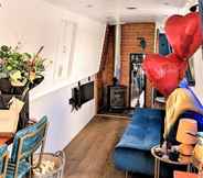 Lobby 7 Narrowboat With Hot Tub, Sauna, Massages, Cruising