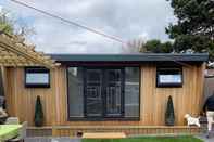 Exterior Lodge , air con , Free Parking , Mini bar