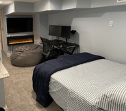 Bedroom 7 Downtown Suite - Close to Topgolf, Horseshoe Casino, UM Baltimore