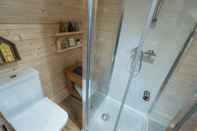 ห้องน้ำภายในห้อง Punch Tree Cabins, Couples, Outdoor Bath
