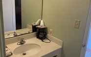 In-room Bathroom 2 Town & Country Motel