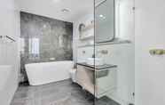 In-room Bathroom 6 Ocean Surfers Paradise - GCLR