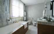 In-room Bathroom 6 LYS MARTAGON