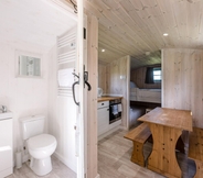 In-room Bathroom 7 Honeysuckle Farm Hut 4 - Suffolk Farm Holidays