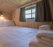 Bedroom 6 Honeysuckle Farm Hut 4 - Suffolk Farm Holidays