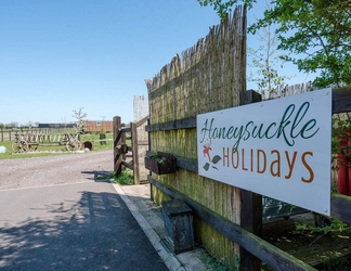 Exterior 2 Honeysuckle Farm Hut 4 - Suffolk Farm Holidays