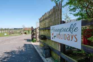 Bangunan 4 Honeysuckle Farm Hut 3 - Suffolk Farm Holidays