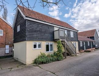 Exterior 2 The Hayloft Boundary Farm Air Manage Suffolk