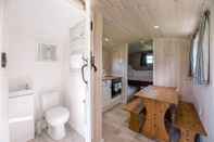 In-room Bathroom Honeysuckle Farm Hut 1 - Suffolk Farm Holidays