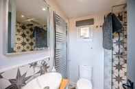 In-room Bathroom Bo Peep, Shepherds Hut, Thorpeness,