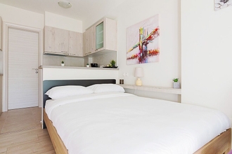 Kamar Tidur 4 Modern Athens Studio by Cloudkeys