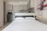 Kamar Tidur Modern Athens Studio by Cloudkeys