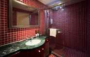 In-room Bathroom 4 Roaders Hotel Dongda