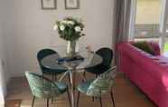 Ruang Umum 6 Large Garden 2 Bed Apartment With Private Parking in Bath City