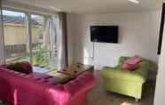 Ruang Umum 5 Large Garden 2 Bed Apartment With Private Parking in Bath City
