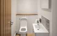 Toilet Kamar 7 Newly Furnished 2 Bed Apartment in the Heart of Old Town Swindon