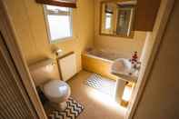 Bilik Mandi dalam Bilik 2 Bedroom Caravan in Lochlands Leisure Park
