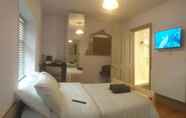 Kamar Tidur 6 Buck - En-suite Room in Canalside Guesthouse