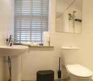 Toilet Kamar 4 Turner - En-suite Room in Canalside Guesthouse