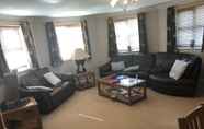 Lobby 3 Captivating Apartment in Copthorne, Near Gatwick