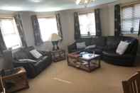 Lobby Captivating Apartment in Copthorne, Near Gatwick