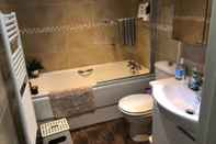 In-room Bathroom Captivating Apartment in Copthorne, Near Gatwick