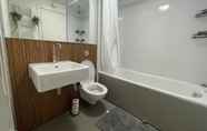 In-room Bathroom 6 Beautiful 1-bed Apartment in Manchester City