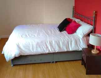 Bedroom 2 Spacious 3bed House in Walsall With Parking Onsite