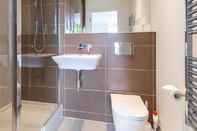 In-room Bathroom Impeccable 2-bed Apartment in Reading