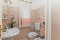 In-room Bathroom Dimora di Rosy Pittulongu