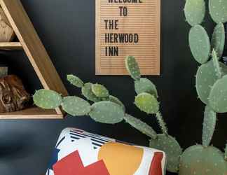 Lobi 2 The Herwood Inn